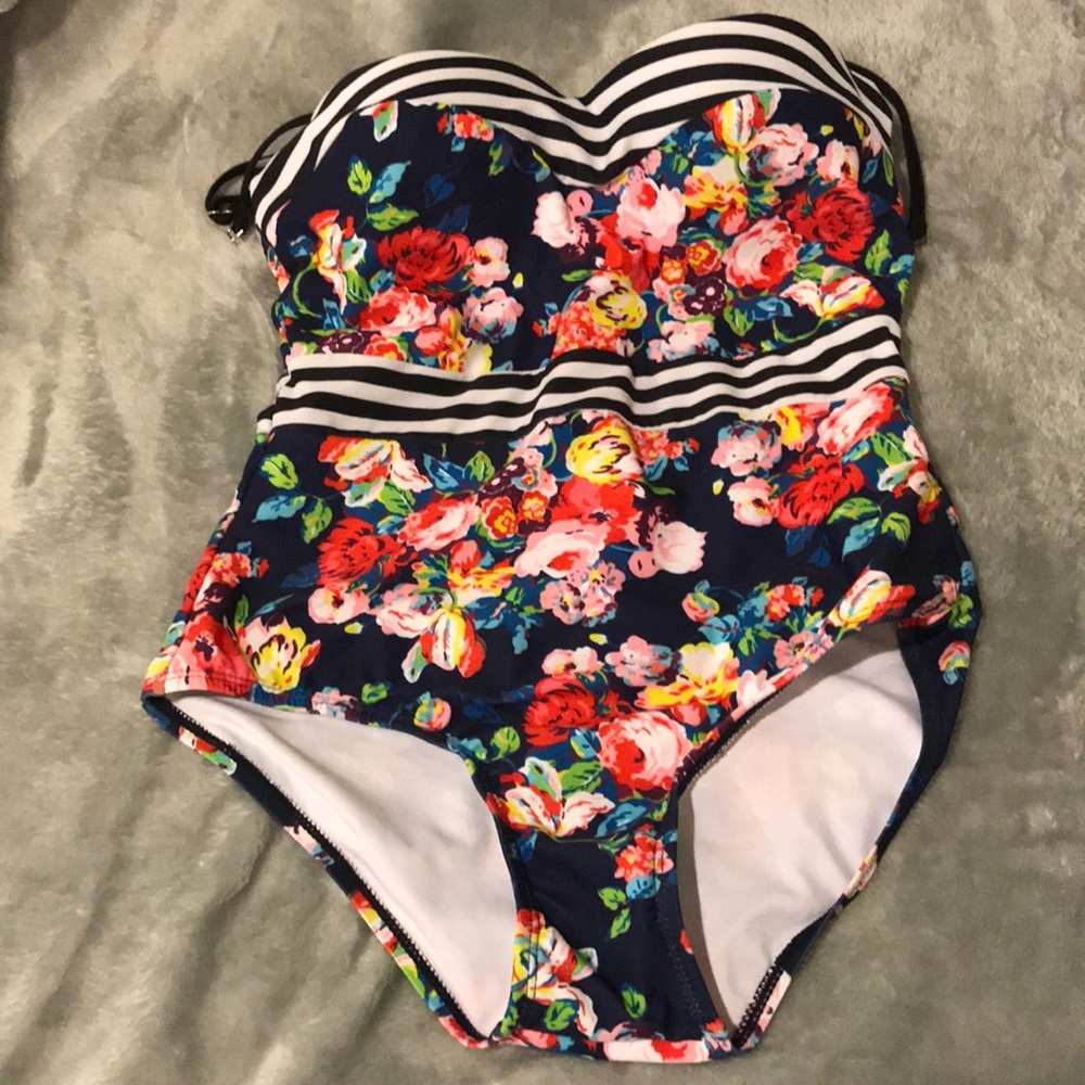 Beautiful one piece Bathing suit!